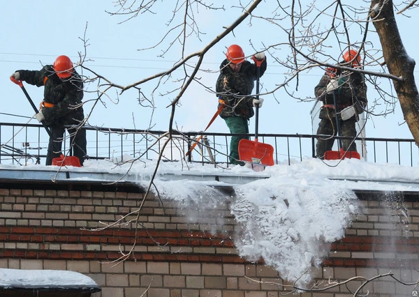 Фото Сезонное обслуживание по уборке снега с крыш