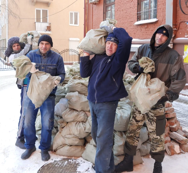 Фото Вывоз бытового мусора погрузка мусора