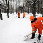 фото Очистка отмостки от снега