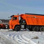 фото КДМ-7881010 на базе самосвала КамАЗ 6520 (Пескоразбрасывающее (нержавеющая сталь) + Передний отвал + Средний нож)