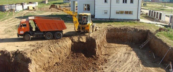 Фото Рытье котлованов с вывозом.Земляные работы экскаватором-погрузчиком.