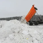 фото Вывоз снега с погрузкой  с территории самосвалами