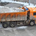 фото Вывоз снега самосвалами