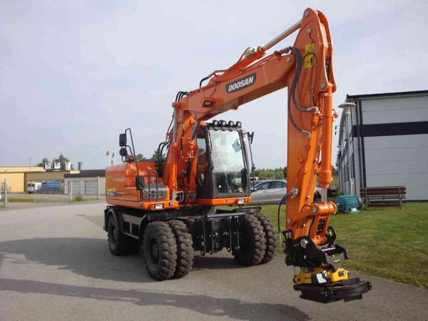 Фото Аренда колёсного экскаватора Doosan DX140W