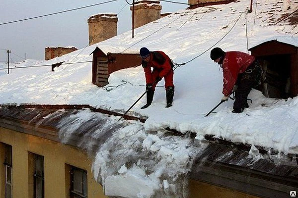 Фото Очищение кровли от снега и наледи