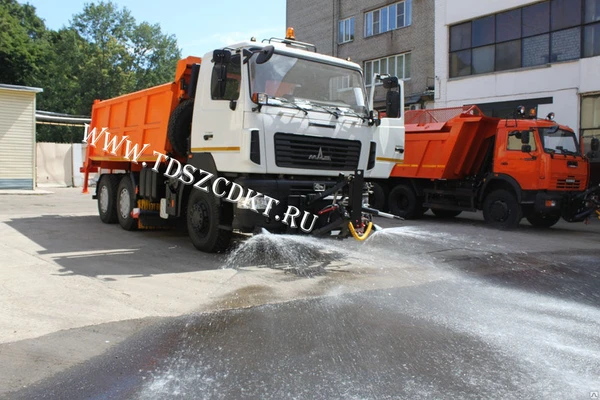 Фото Поливомоечная машина на базе самосвала МАЗ-6501В5 со щеточным оборудованием