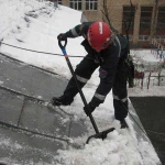 фото Очистка от снега всей площадки кровли