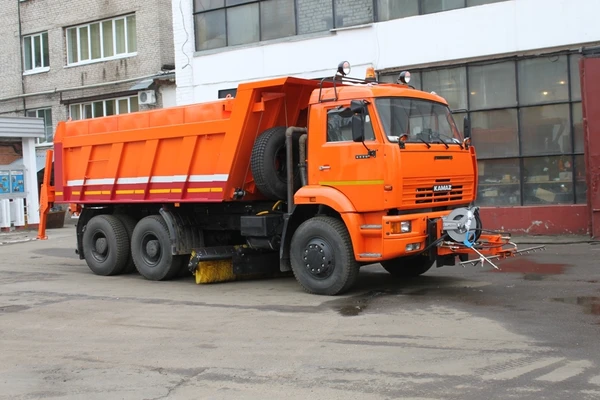 Фото Дорожная Машина КДМ-7881.01 на самосвале КамАЗ 6520 (Поливомоечное (пластик) + Передняя рейка + Катушка со стволом + Средняя щетка)