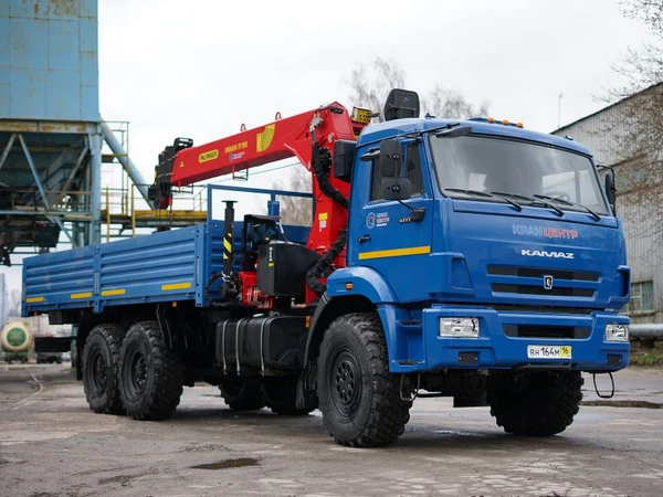 Фото Купить KAMAZ 43118 + КМУ INMAN IT-150 по цене 4.695.000 рублей в наличии. Продажа в лизинг и кредит на выгодных условиях! Успейте приобрести сегодня - предложение ограничено! Возможно производство и изготовление спецтехники по техзаданию заказчика!  ЦЕНА СО СКИДКОЙ: 4.695.000 РУБ. Заводская цена 5.200.000 рублей. Ваша выгода более 500 000 рублей! ПОЛУЧИТЕ ТКП ПРЯМО СЕЙЧАС!  ПРЕИМУЩЕСТВА АВТОМОБИЛЯ КАМАЗ-43118 С КМУ ИТ-150 1. ВЕЗДЕХОД 6 X 6 2. ГРУЗОПОДЪЕМНОСТЬ КМУ 6 600 КГ 3. ВЫЛЕТ СТРЕЛЫ 19 М 4. БОРТОВАЯ ПЛ