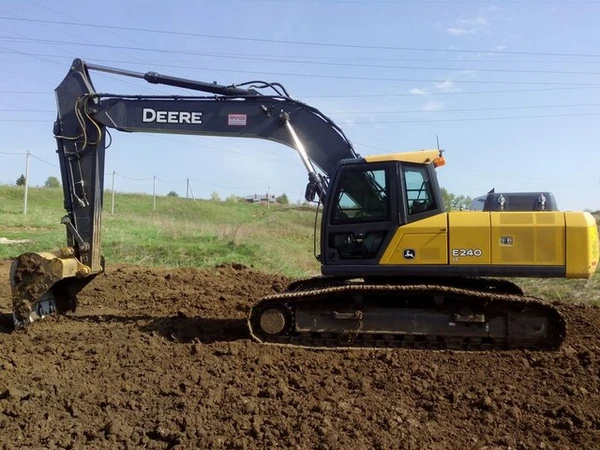 Фото Аренда гусеничного экскаватора JOHN DEERE-240 в Красноярске