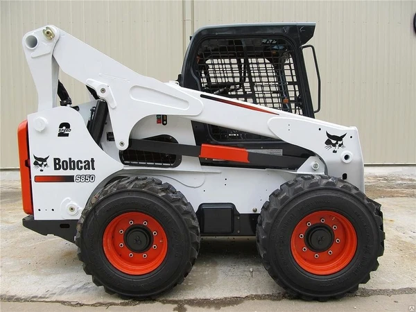 Фото Минипогрузчик с бортовым поворотом BOBCAT S850 с ковшом в наличии