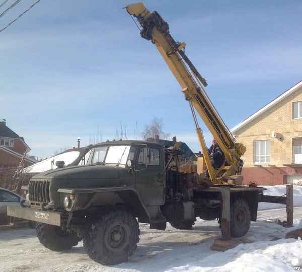 Фото Установка столбов. БКМ вездеход.