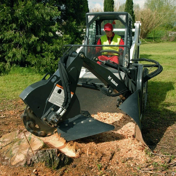 Фото Аренда погрузчика Bobcat в Калининграде с измельчителем пней