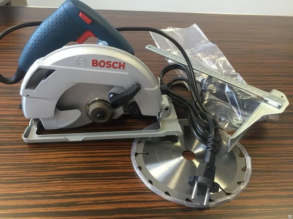 Фото Ручная циркулярная пила BOSCH GKS 600.