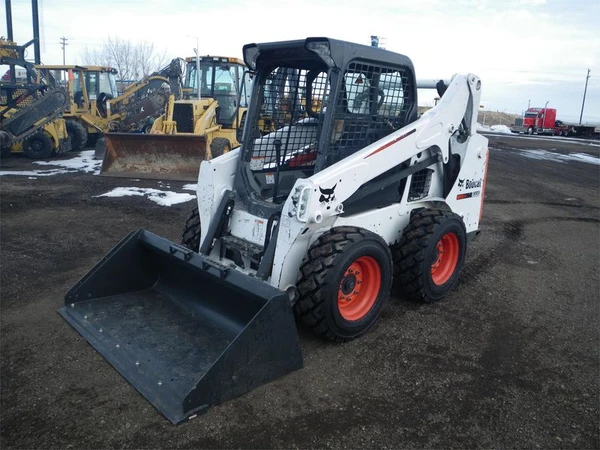 Фото Аренда мини-погрузчика BobCat S350. Гидромолот, Ямобур, Щётка, Вилы.