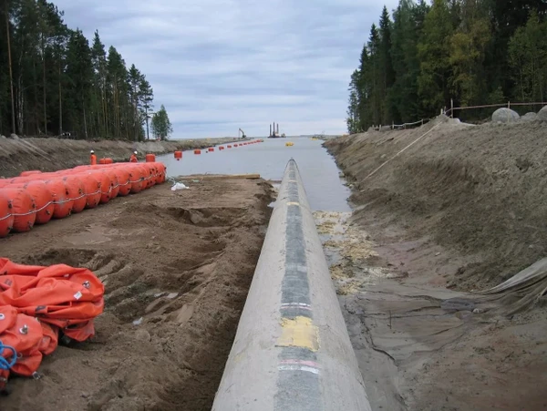 Фото Подводная укладка труб и кабелей