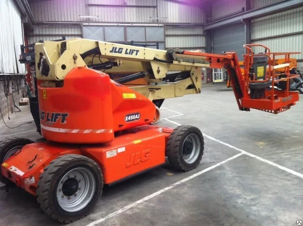 Фото Предлагаю в аренду самоходный подъемник JLG E450AJ