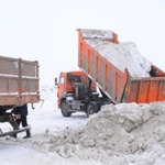 фото Вывоз снега самосвалами