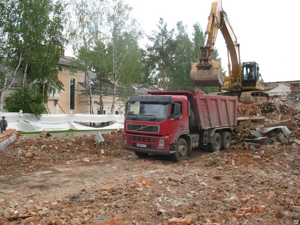 Фото Строительный мусор на дорогу в день заказа