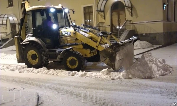 Фото Уборка снега с территории после очистки крыши