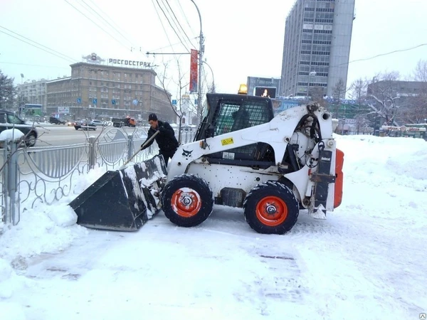 Фото Уборка снега минипогрузчиком