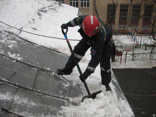 Фото Удаление сосулек с крыши