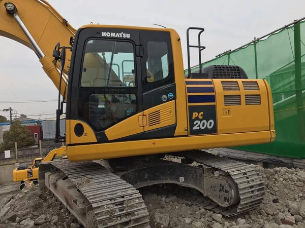 Фото Komatsu Аренда гусеничного экскаватора Komatsu PC-200 Гидромолот есть.