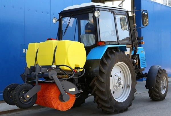 Фото Коммунальная дорожная щетка МК-3 с поливом (бак 500 л) для тракторов МТЗ, ЮМЗ, ЛТЗ