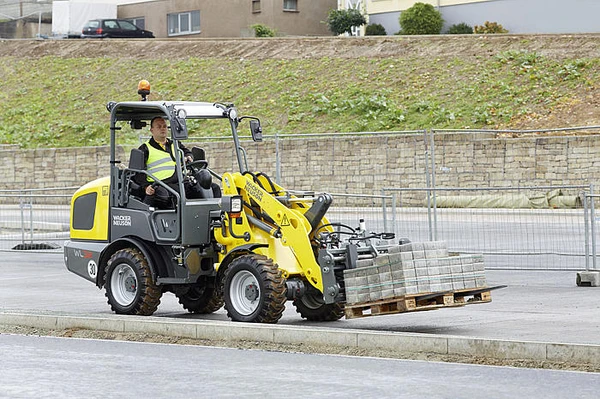 Фото Мини-погрузчик Wacker Neuson WL32 (фронтальный)