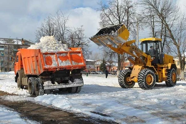 Фото Вывозим снег с территорий.