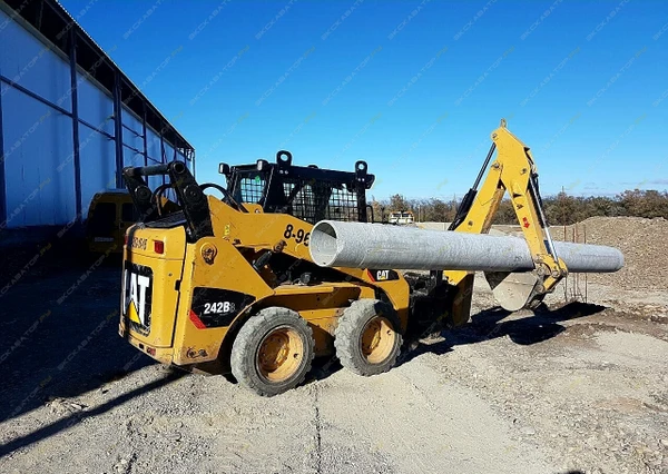 Фото Аренда мини-погрузчика Caterpillar 242D, Майкоп