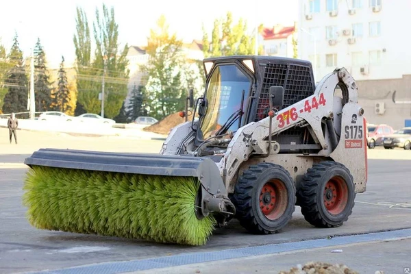 Фото Аренда мини-погрузчика Bobcat с щёткой