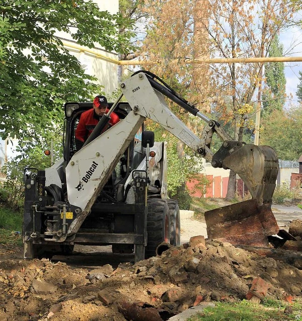 Фото Аренда мини-погрузчика Bobcat с навесным экскаватором