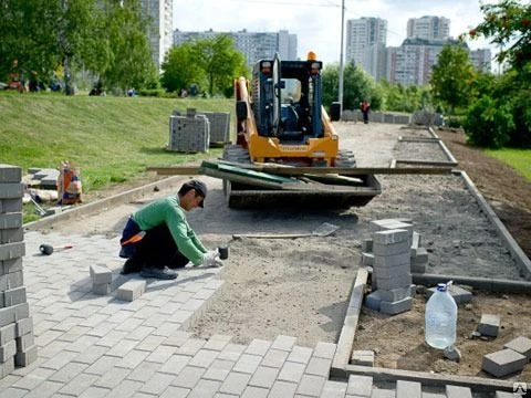 Фото Укладка тротуарной плитки на цементно-песчаную смесь