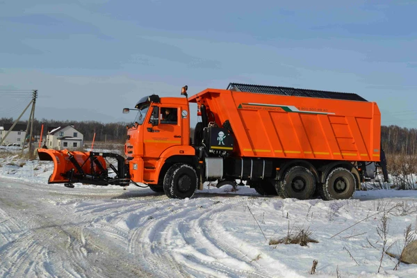 Фото КДМ-7881010 на базе самосвала КамАЗ 6520 (Пескоразбрасывающее (нержавеющая сталь) + Передний отвал + Средний нож)